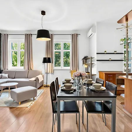 Spacious With Balcony - Old Town 아파트
