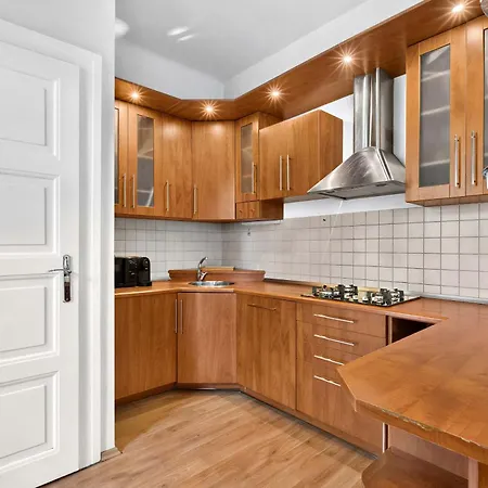 아파트 Spacious With Balcony - Old Town