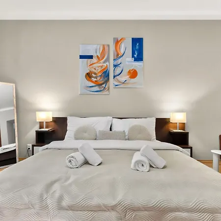 Spacious With Balcony - Old Town