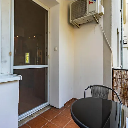 아파트 Spacious With Balcony - Old Town