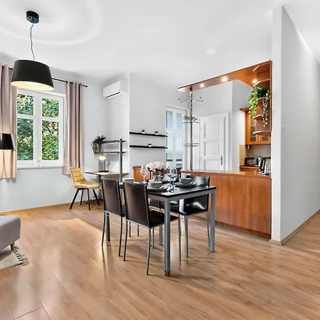Spacious With Balcony - Old Town *