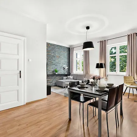 아파트 Spacious With Balcony - Old Town *
