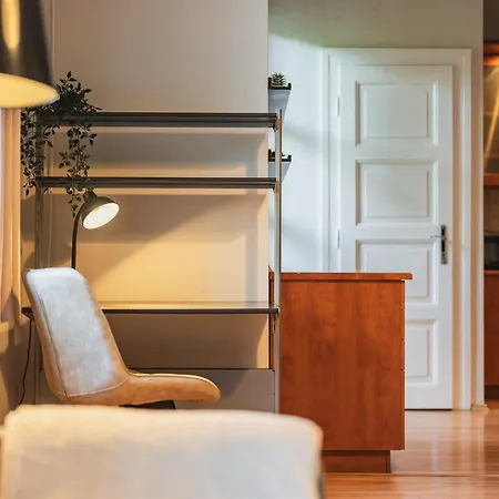 아파트 Spacious With Balcony - Old Town